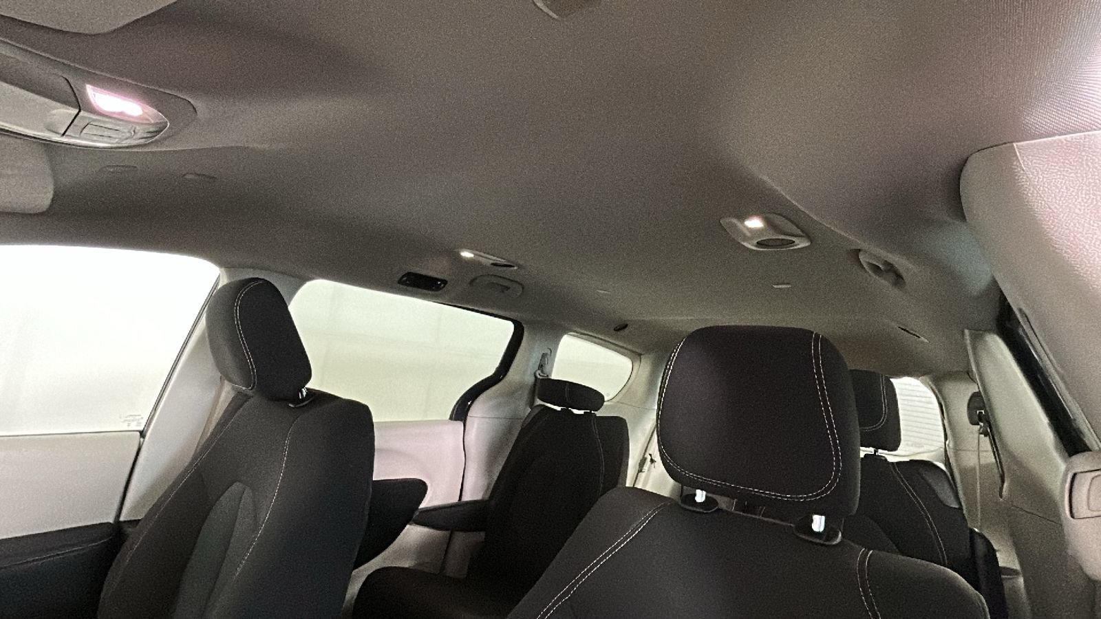 Used 2023 Chrysler Voyager LX FWD image 15