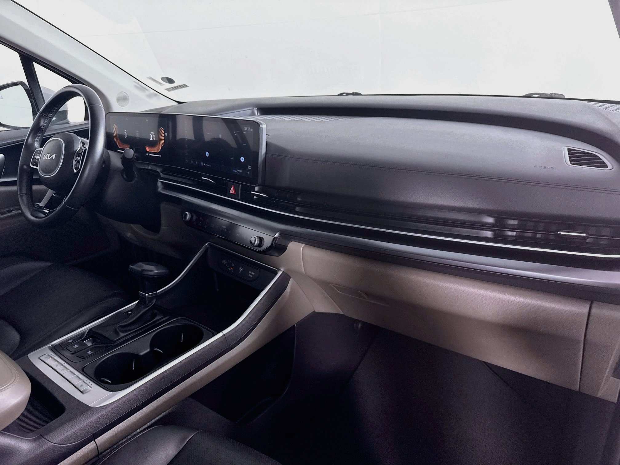 Used 2025 Kia Carnival FWD image 38
