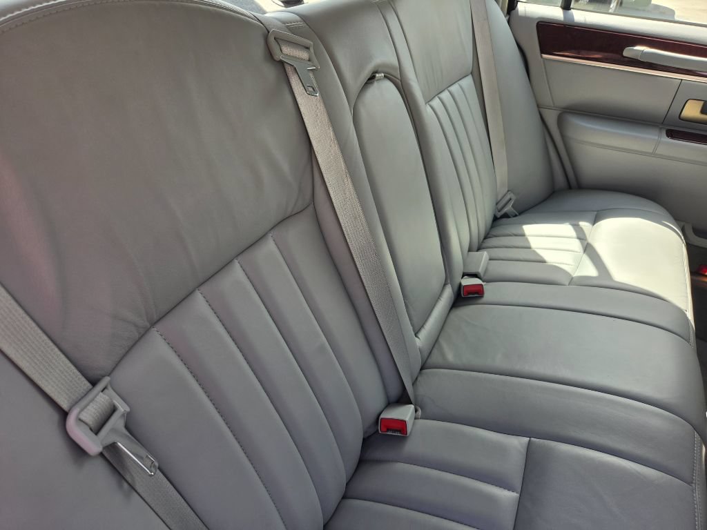 Used 2005 Lincoln Town Car Signature RWD image 36
