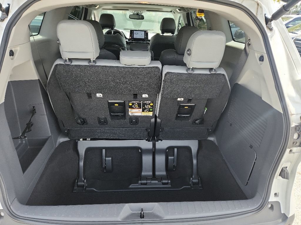 Used 2023 Toyota Sienna XLE FWD image 12
