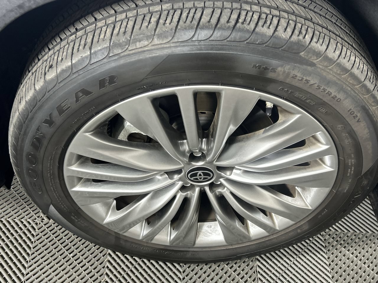 Used 2025 Toyota Highlander Platinum AWD/4WD image 10