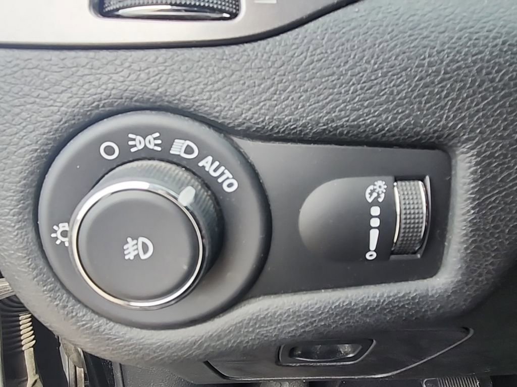 Certified 2019 Jeep Cherokee Latitude w/ Popular Appearance Group image 11