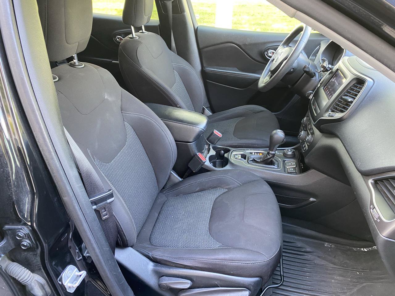 Used 2019 Jeep Cherokee Latitude w/ Popular Appearance Group AWD/4WD image 17