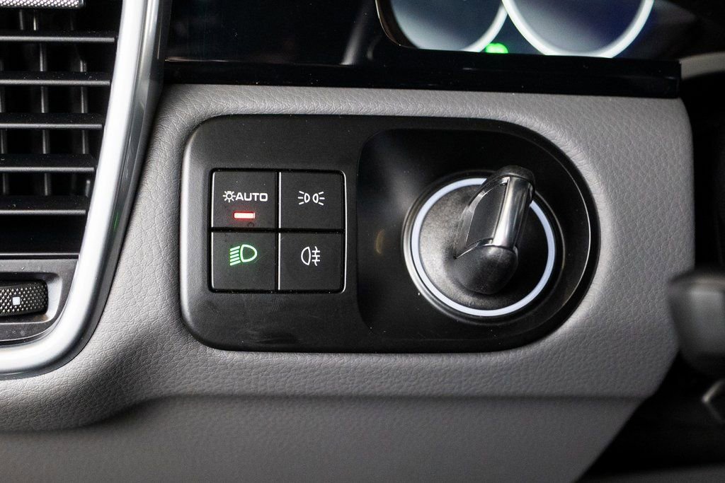 Certified 2023 Porsche Cayenne Platinum Edition image 22