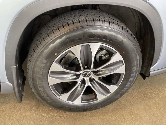 Used 2021 Toyota Highlander XLE AWD/4WD image 11