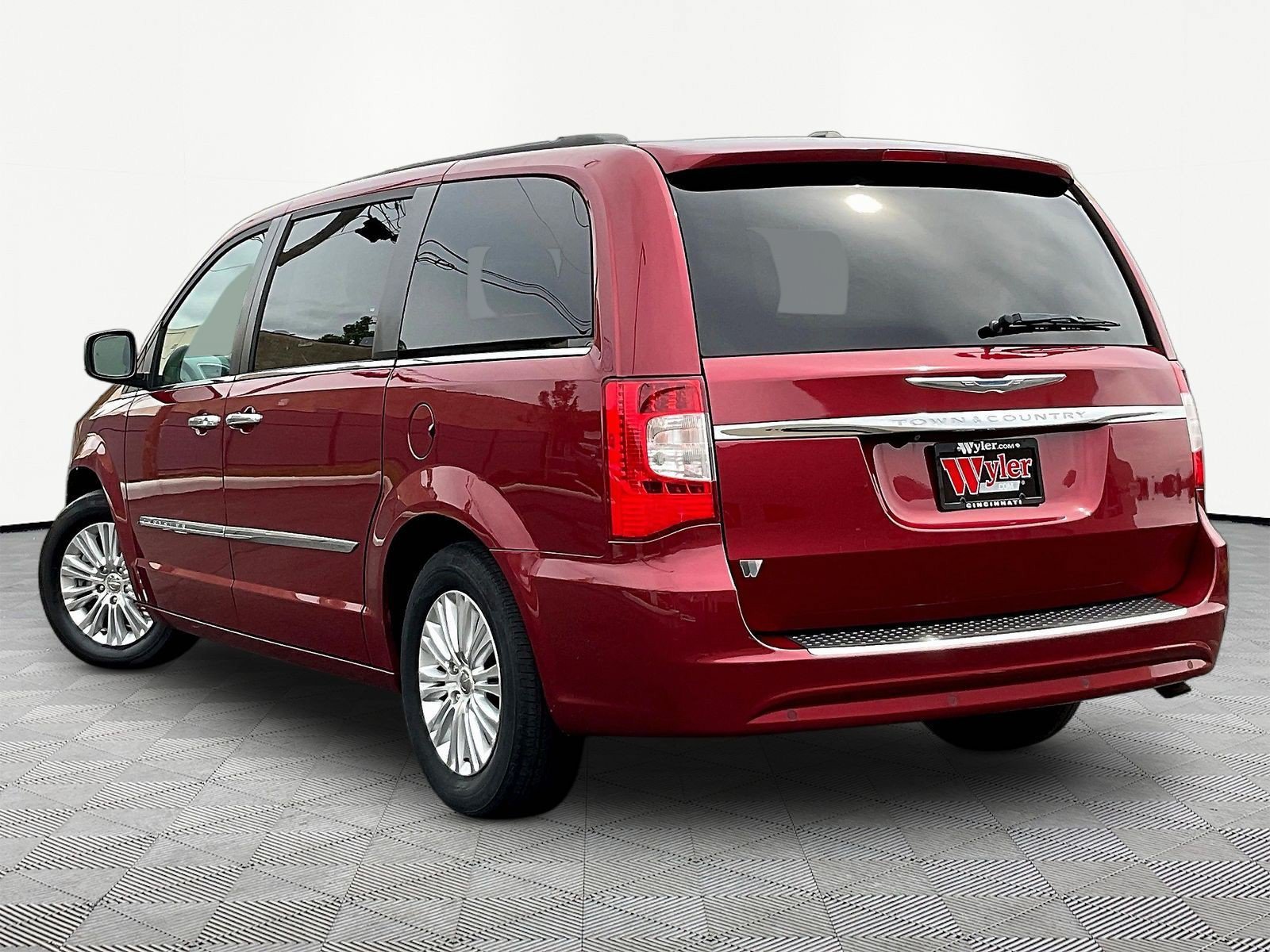 Used 2013 Chrysler Town & Country Touring-L w/ Premium Group FWD image 4
