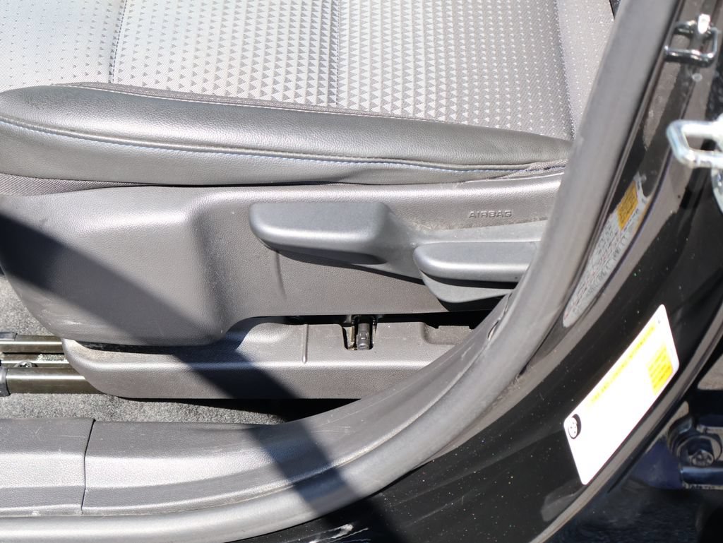 Used 2025 Chevrolet Trax LT FWD image 22
