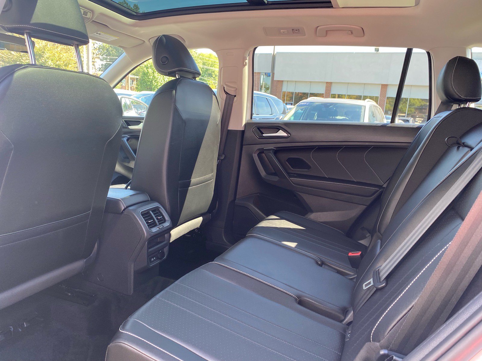 Certified 2023 Volkswagen Tiguan SE w/ Panoramic Sunroof Package AWD/4WD image 19