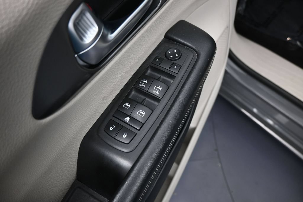 Used 2022 Chrysler Pacifica Touring-L FWD image 13