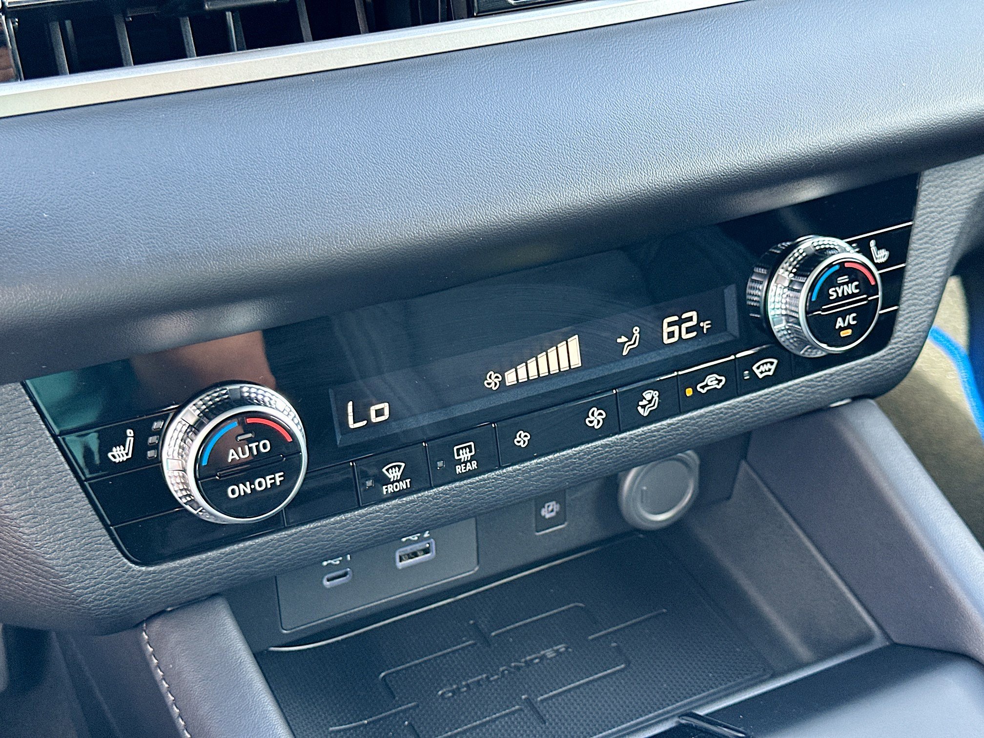 New 2025 Mitsubishi Outlander SE image 11