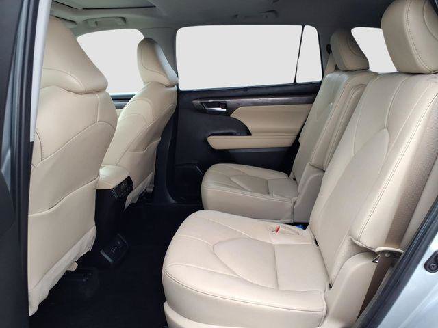 Certified 2024 Toyota Highlander Limited AWD/4WD image 17