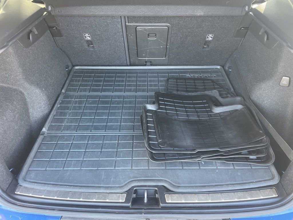 Used 2021 Volvo XC40 T5 R-Design w/ Advanced Package image 6