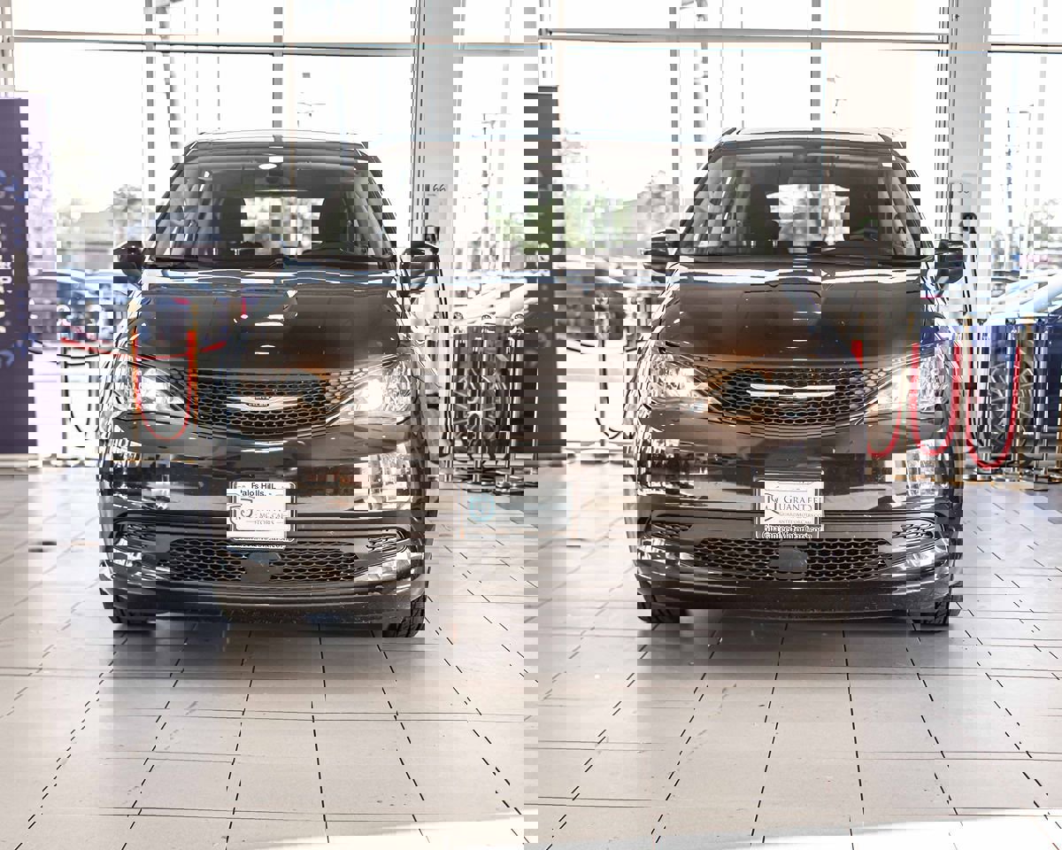 Used 2022 Chrysler Voyager LX image 2