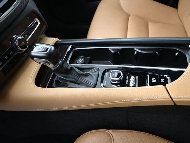 Used 2017 Volvo XC90 T6 Momentum w/ Vision Package image 12