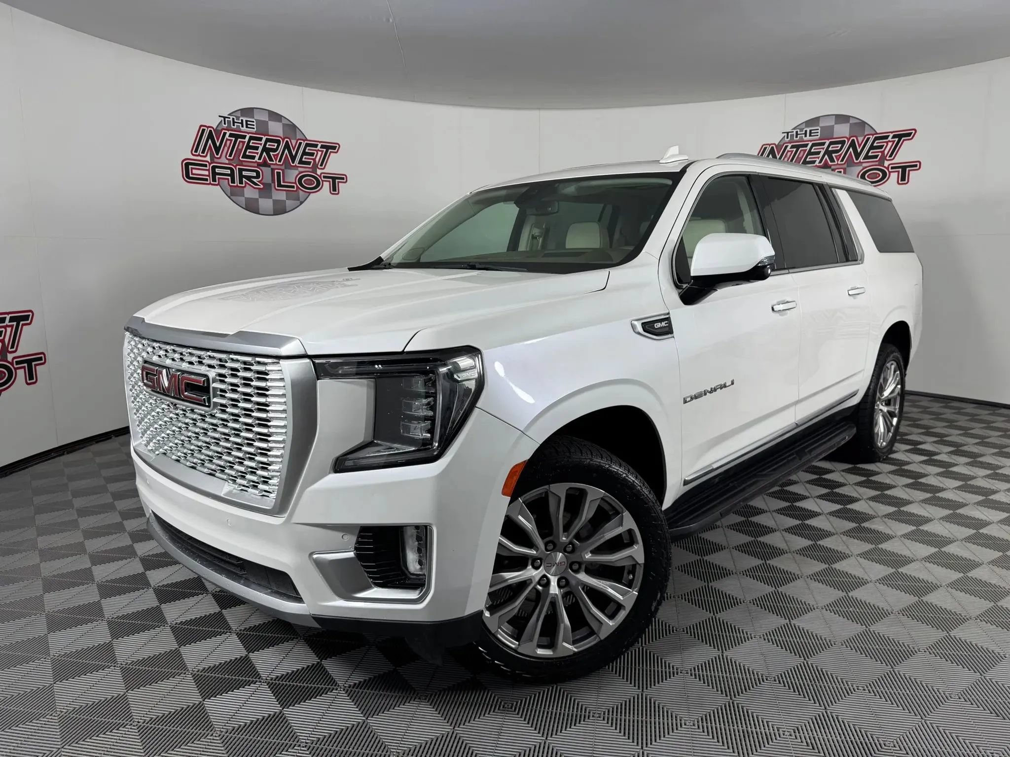 Used 2022 GMC Yukon XL Denali AWD/4WD image 1