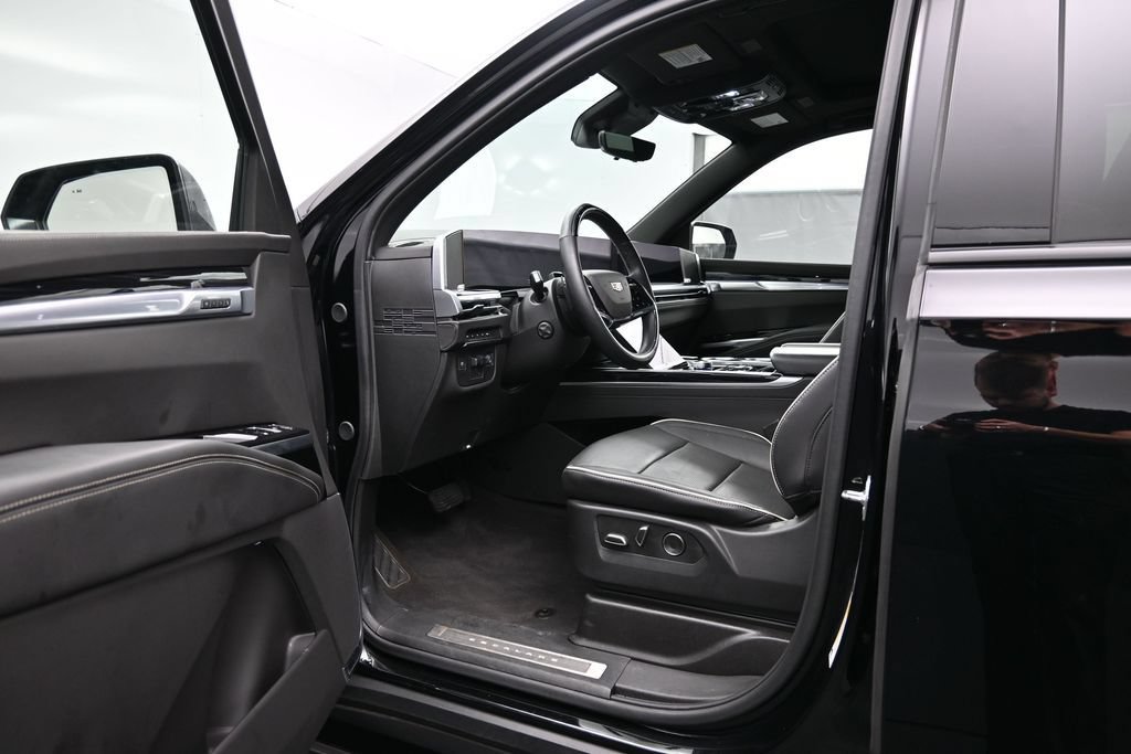 Used 2025 Cadillac Escalade Sport w/ LPO, ONYX Package AWD/4WD image 4