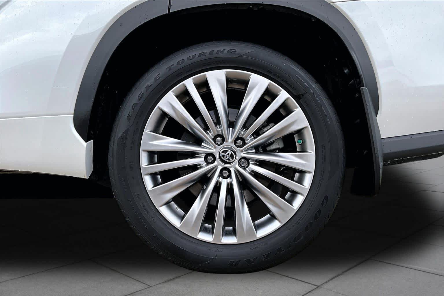 Used 2023 Toyota Highlander Platinum FWD image 11