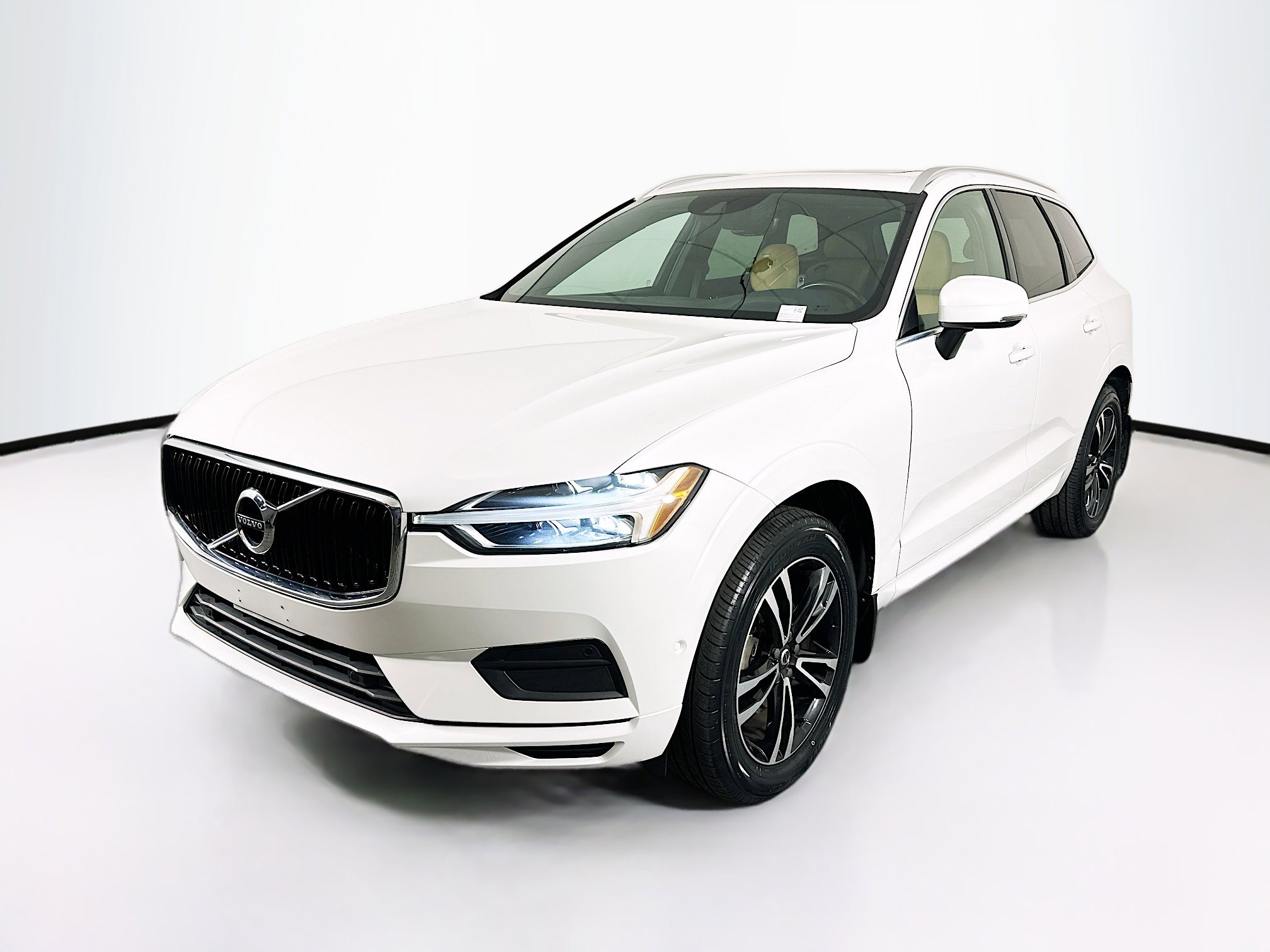 Used 2018 Volvo XC60 T5 Momentum w/ Convenience Package AWD/4WD image 3