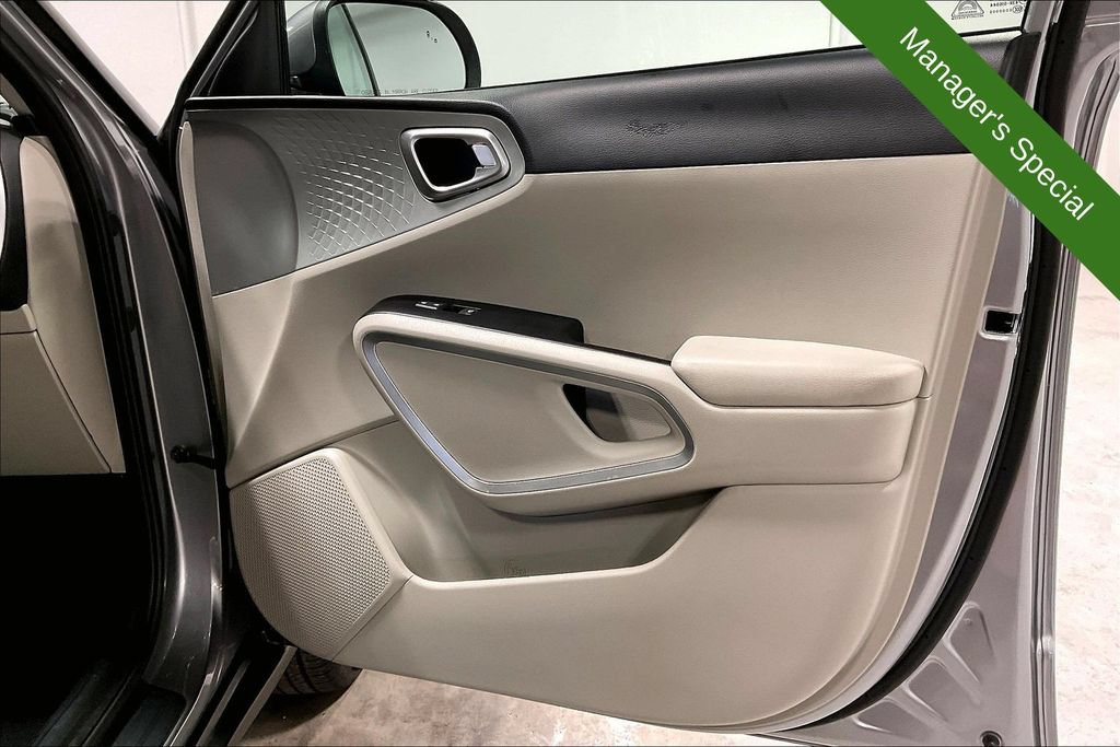 Used 2025 Kia Soul LX w/ LX Technology Package FWD image 22