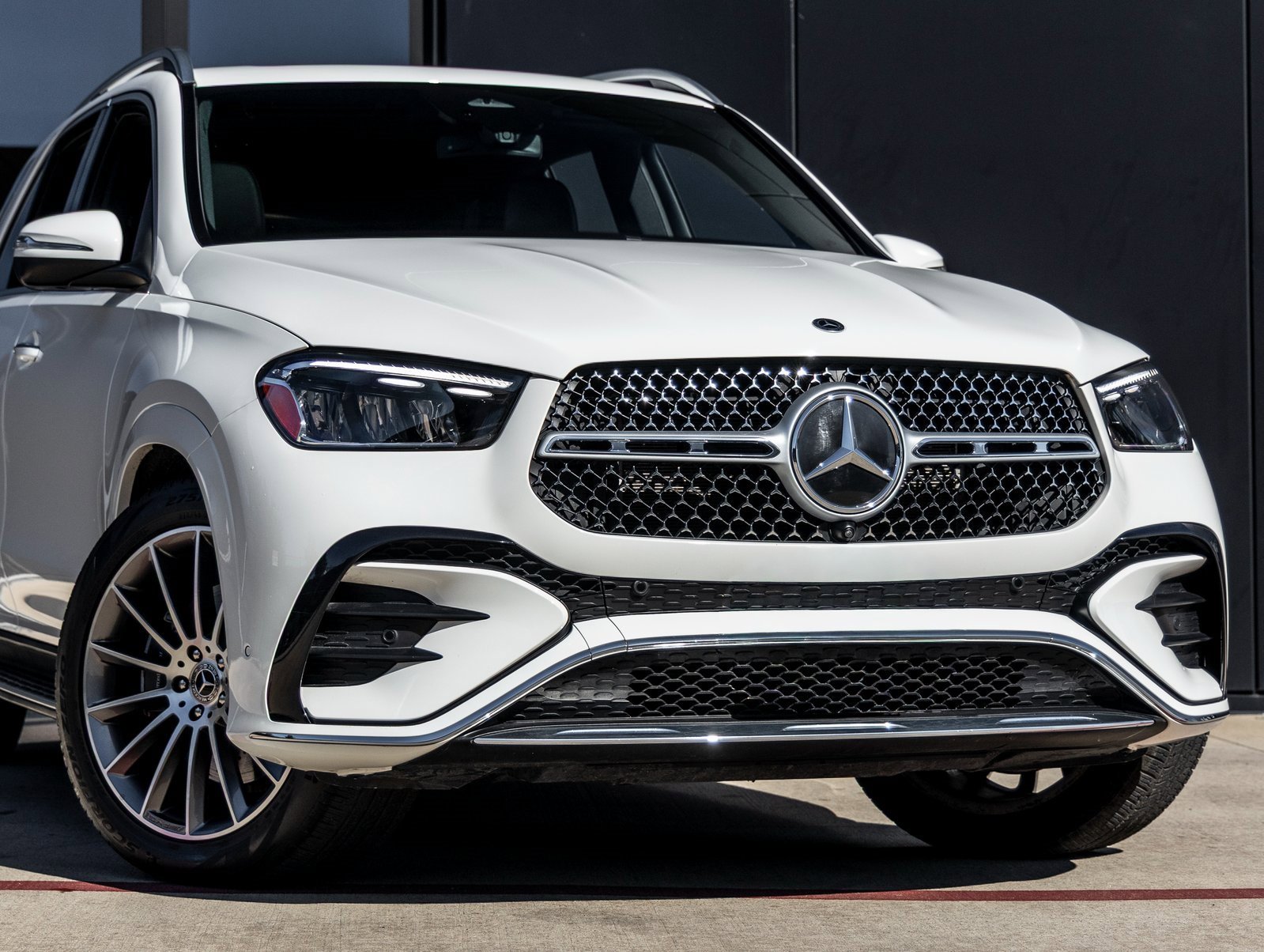 Used 2024 Mercedes-Benz GLE 450 4MATIC w/ AMG Line Exterior image 5