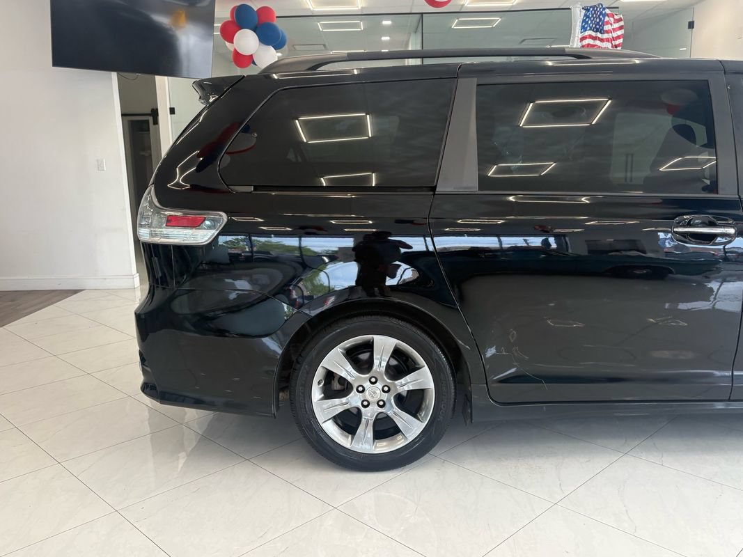 Used 2015 Toyota Sienna SE w/ SE Preferred Package FWD image 8
