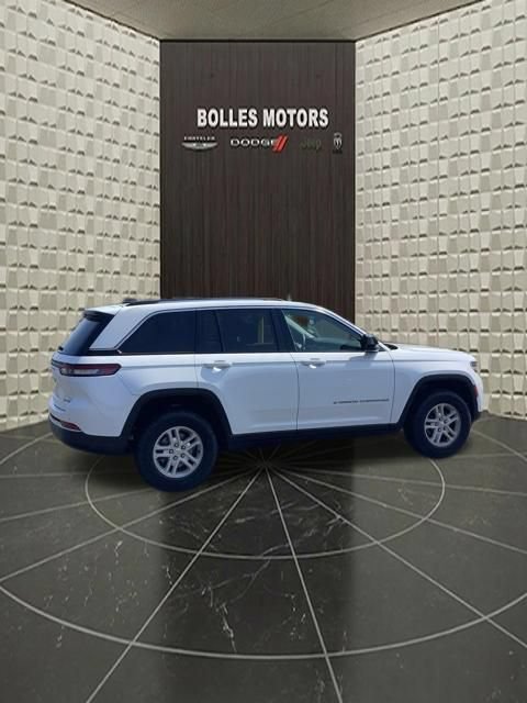 Certified 2023 Jeep Grand Cherokee Laredo AWD/4WD image 3