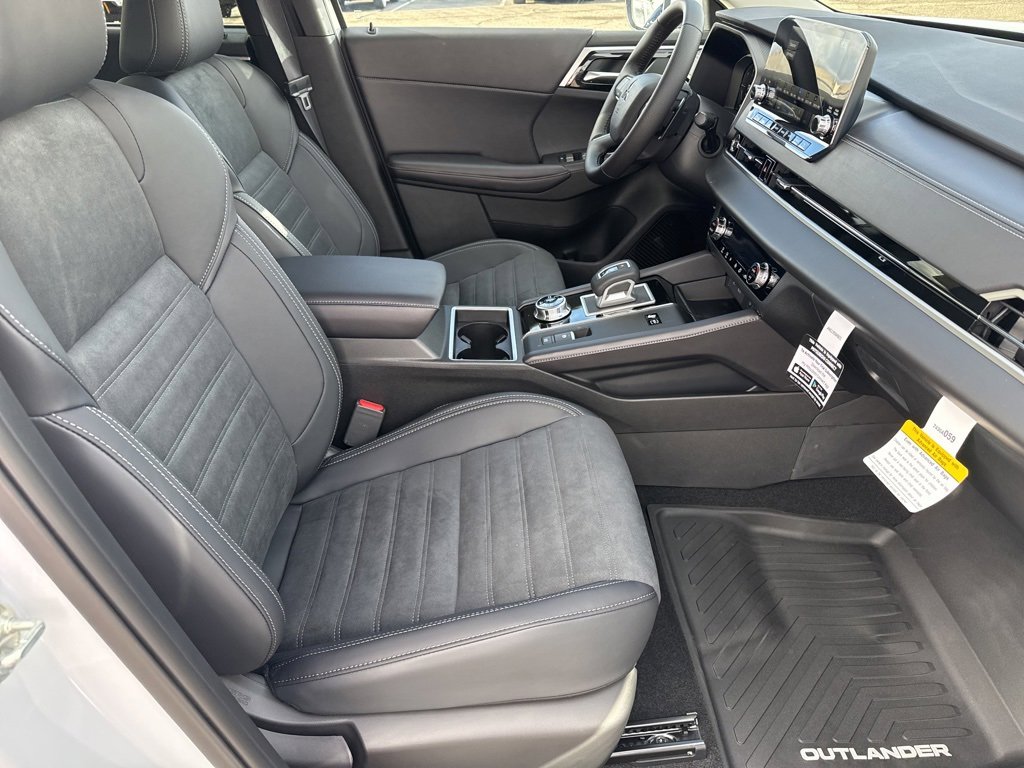 New 2025 Mitsubishi Outlander SE image 24