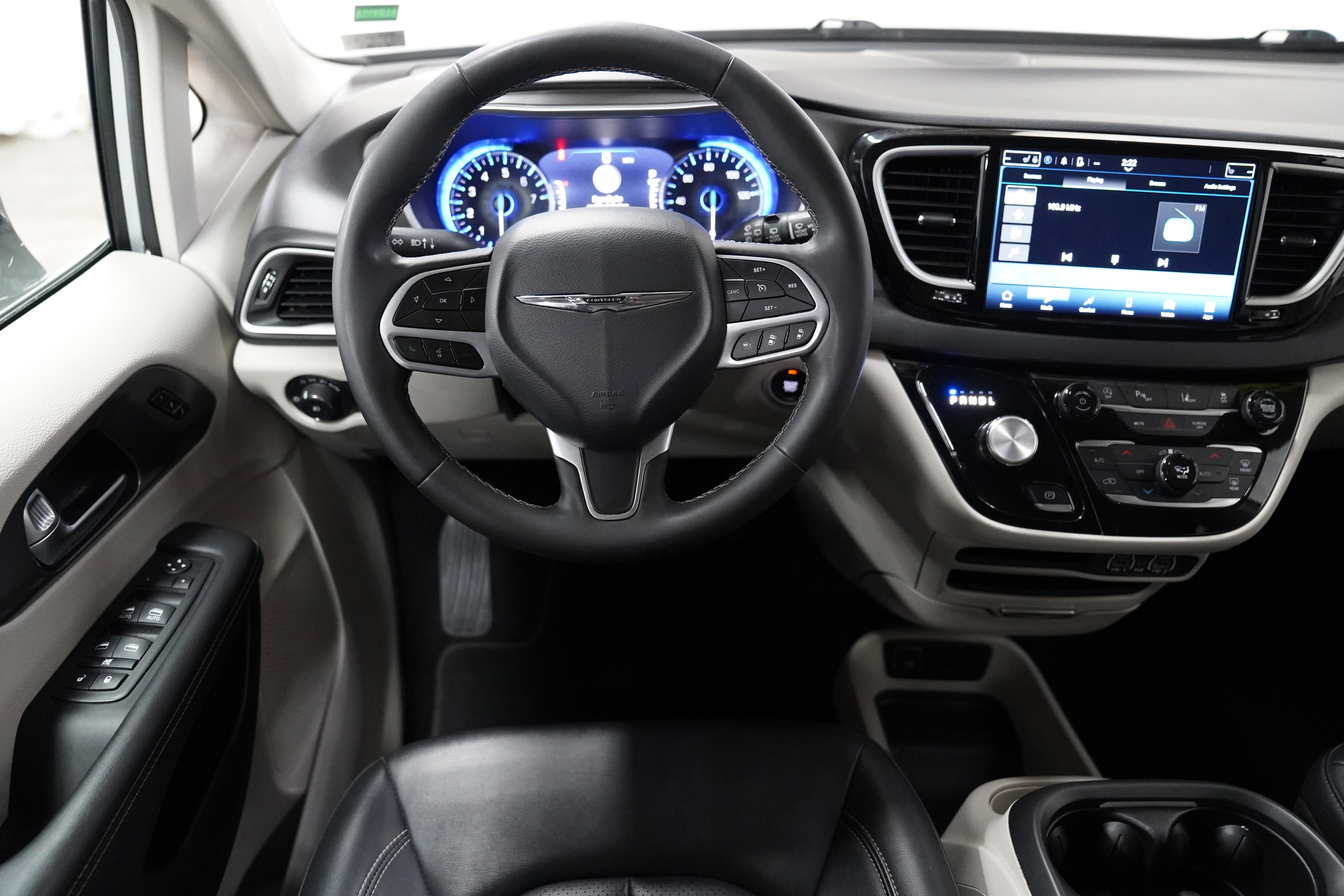 Used 2024 Chrysler Pacifica Touring-L FWD image 14