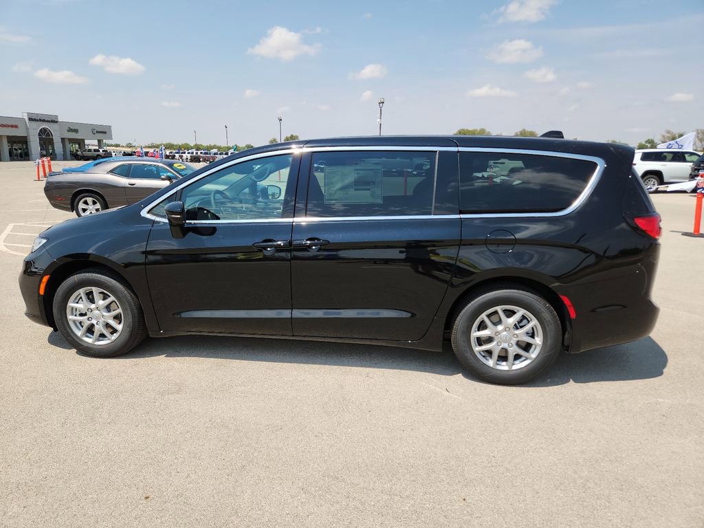 New 2026 Chrysler Pacifica Select FWD image 2