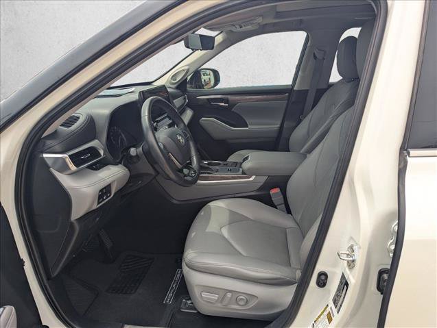 Used 2020 Toyota Highlander Platinum FWD image 16