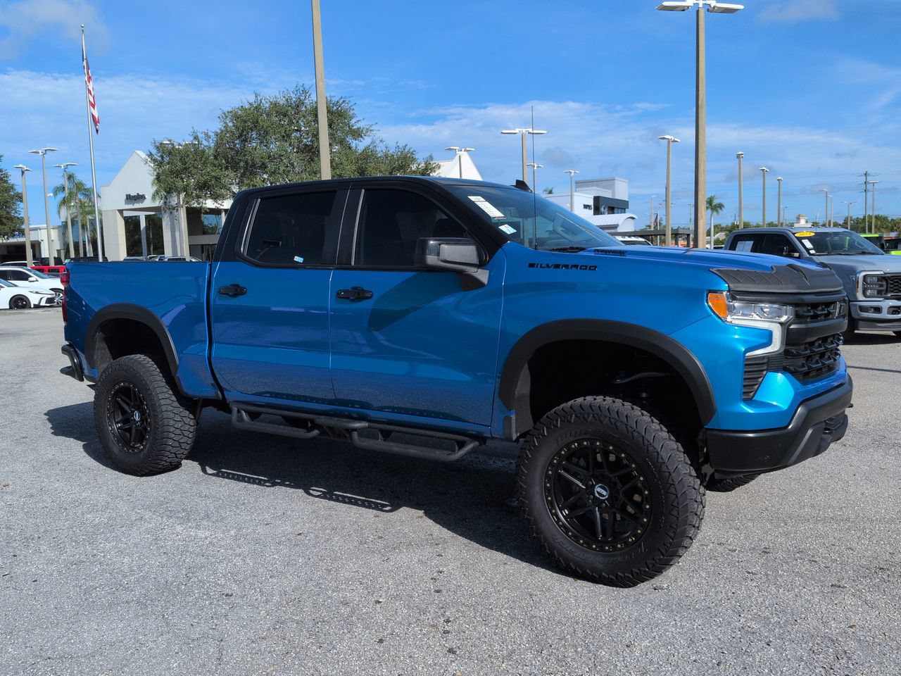 Used 2025 Chevrolet Silverado 1500 LT AWD/4WD image 2