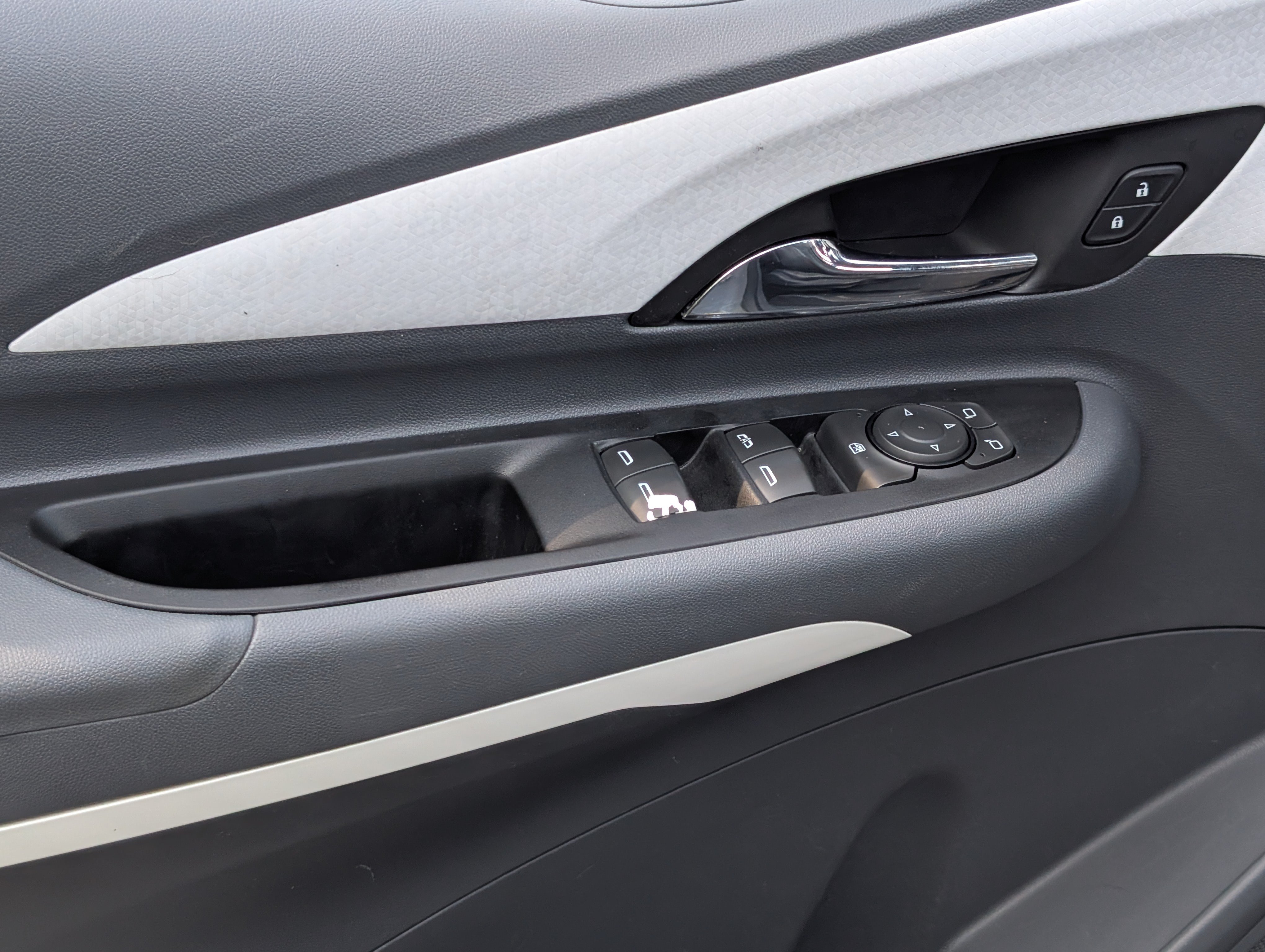 Used 2019 Chevrolet Bolt Premier w/ Infotainment Package FWD image 15
