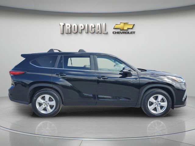 Used 2023 Toyota Highlander LE FWD image 4