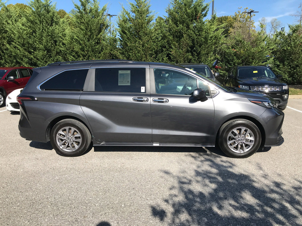Used 2025 Toyota Sienna XLE image 9