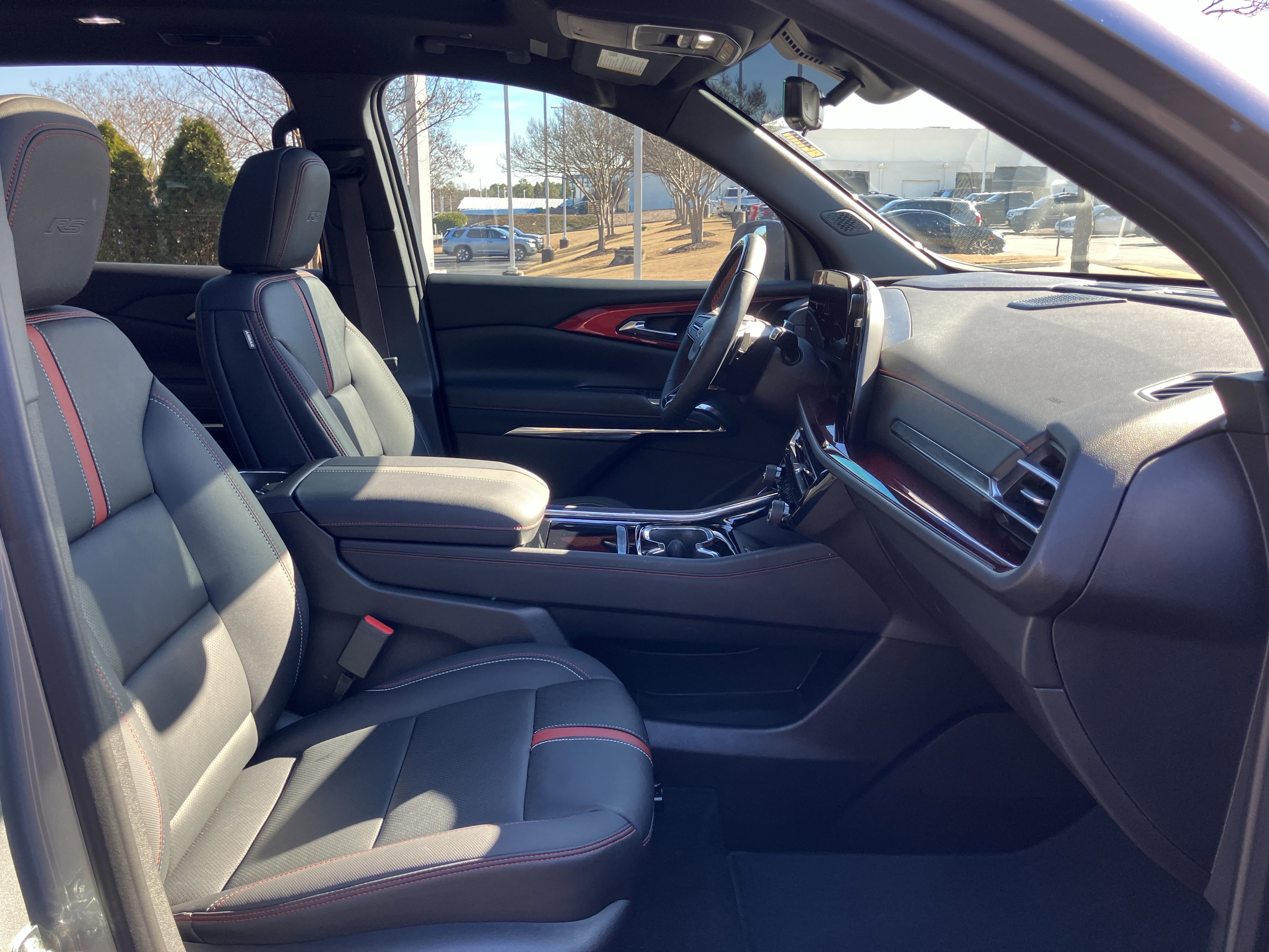 Used 2025 Chevrolet Traverse RS image 36