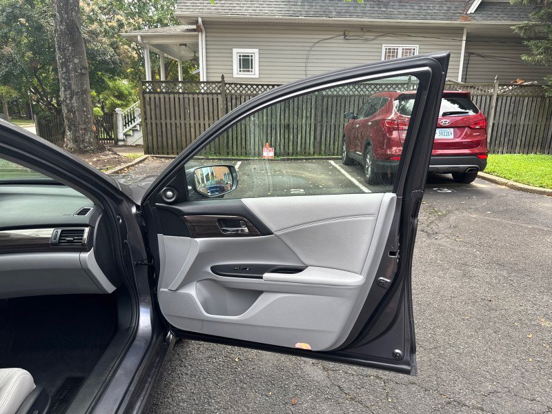 Used 2017 Honda Accord Touring image 12