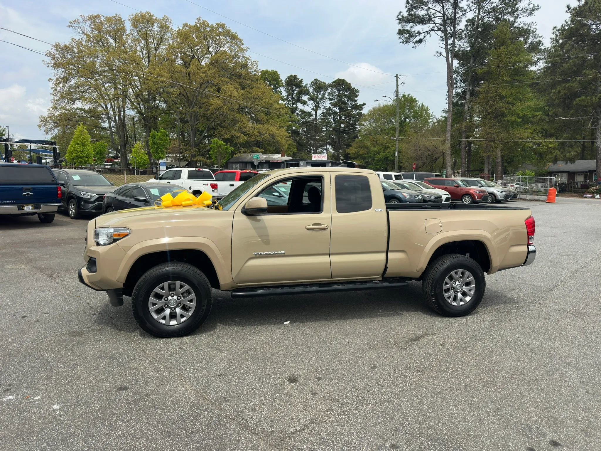 Used 2016 Toyota Tacoma SR5 w/ Exterior Package AWD/4WD image 4