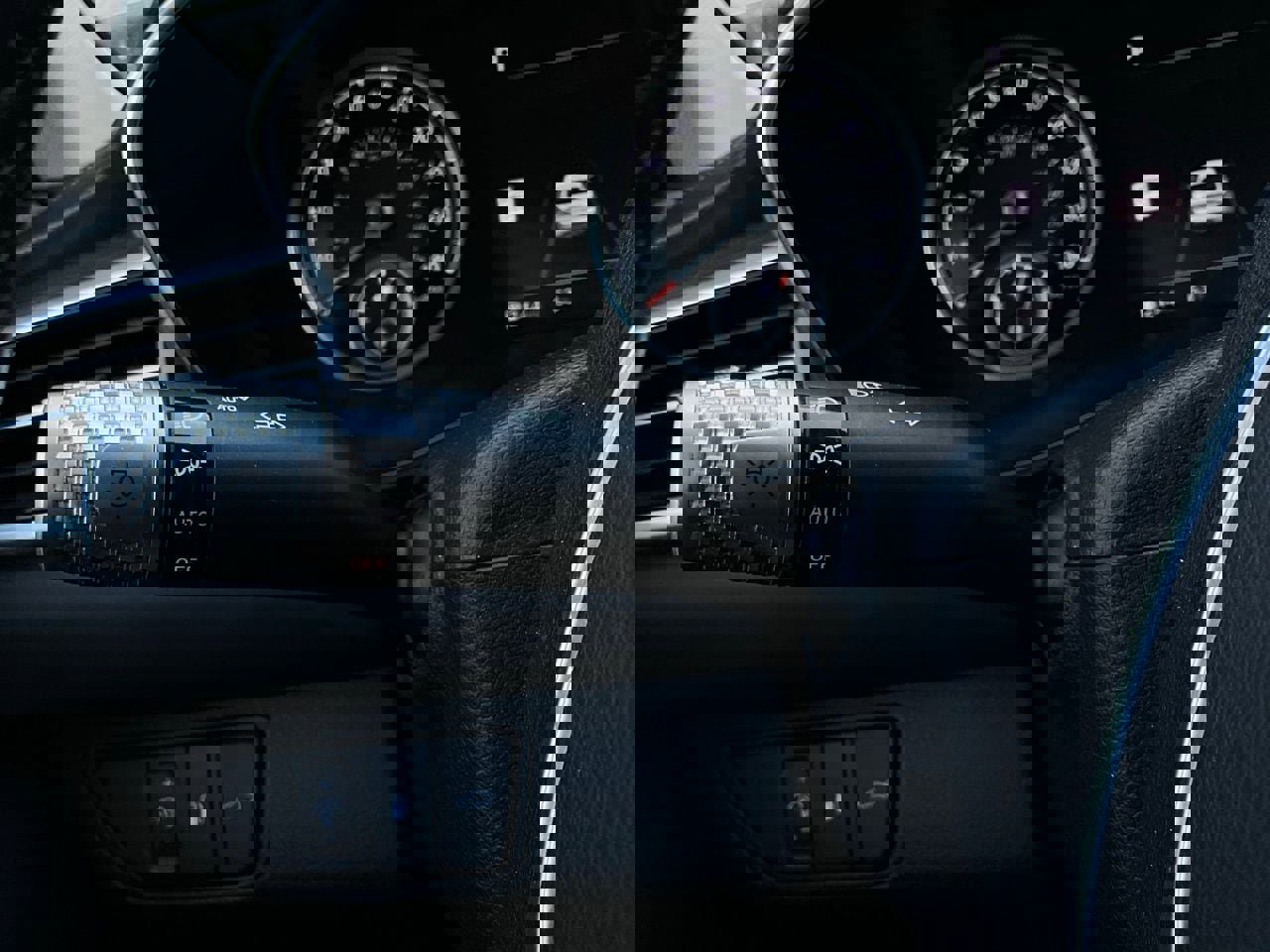 Used 2025 Genesis G70 2.5T image 38