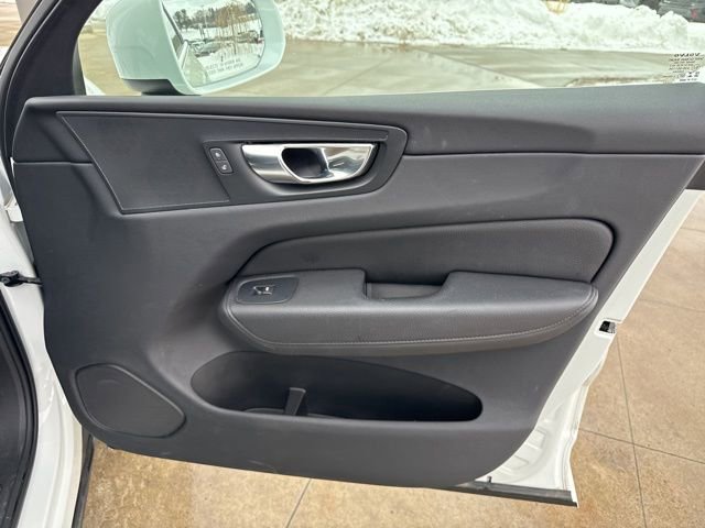 Used 2022 Volvo XC60 B5 Momentum image 33