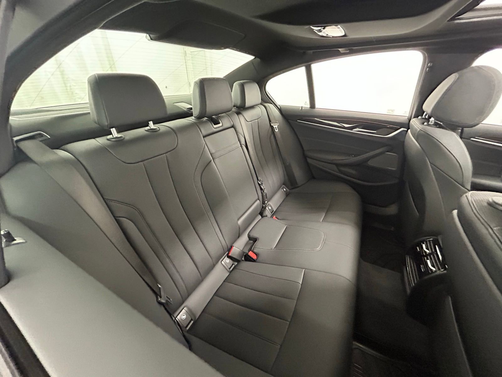 Used 2023 BMW 530i xDrive w/ Premium Package image 39