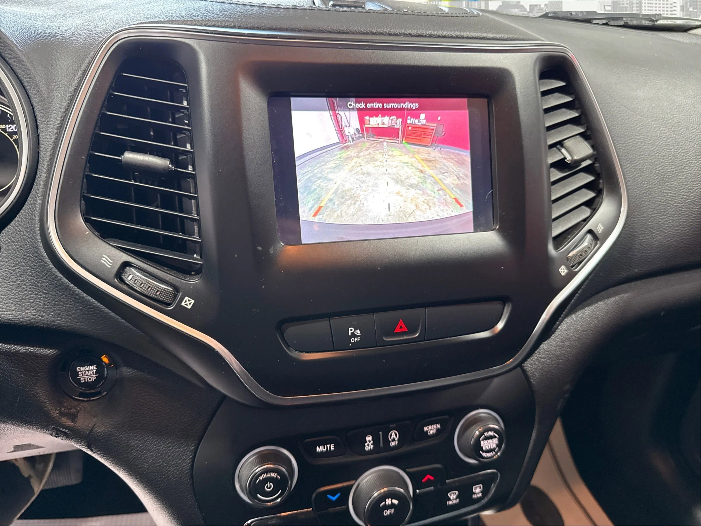 Used 2020 Jeep Cherokee Latitude Plus image 14