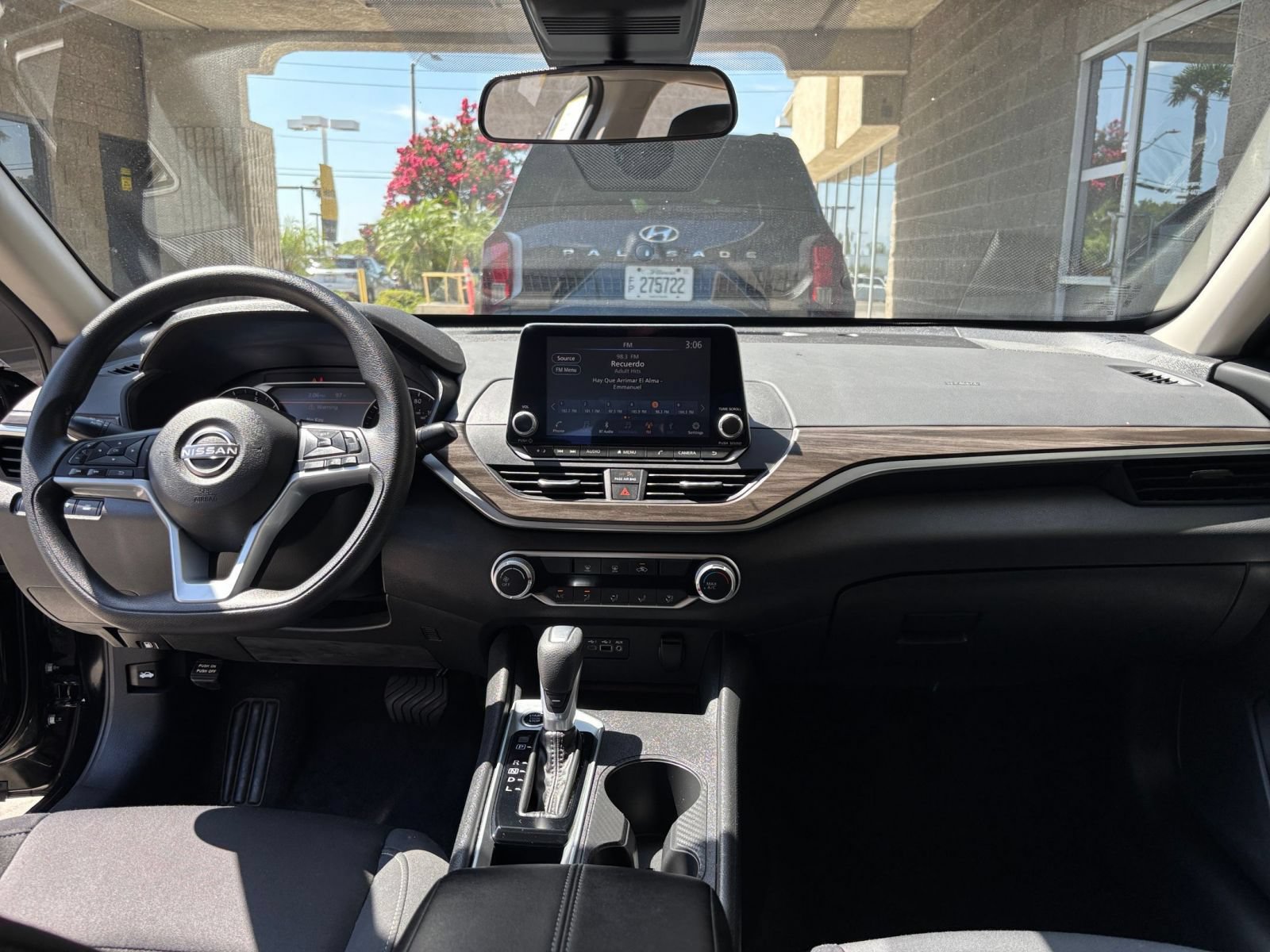 Used 2025 Nissan Altima 2.5 SV FWD image 33
