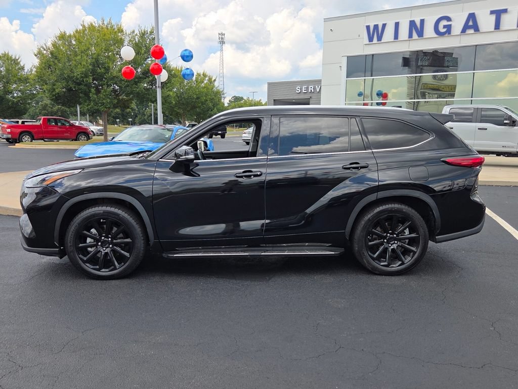 Used 2022 Toyota Highlander XLE FWD image 2