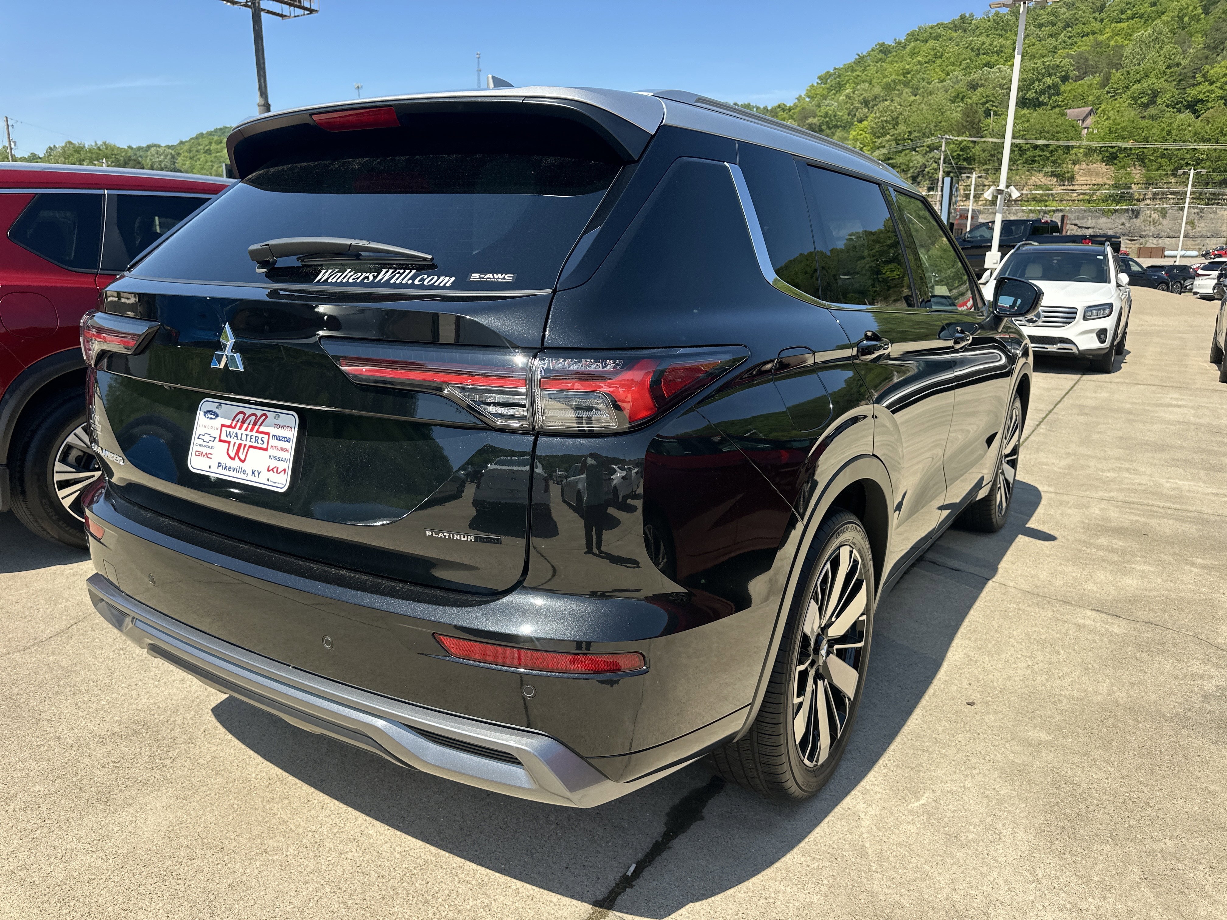 Used 2025 Mitsubishi Outlander AWD image 2