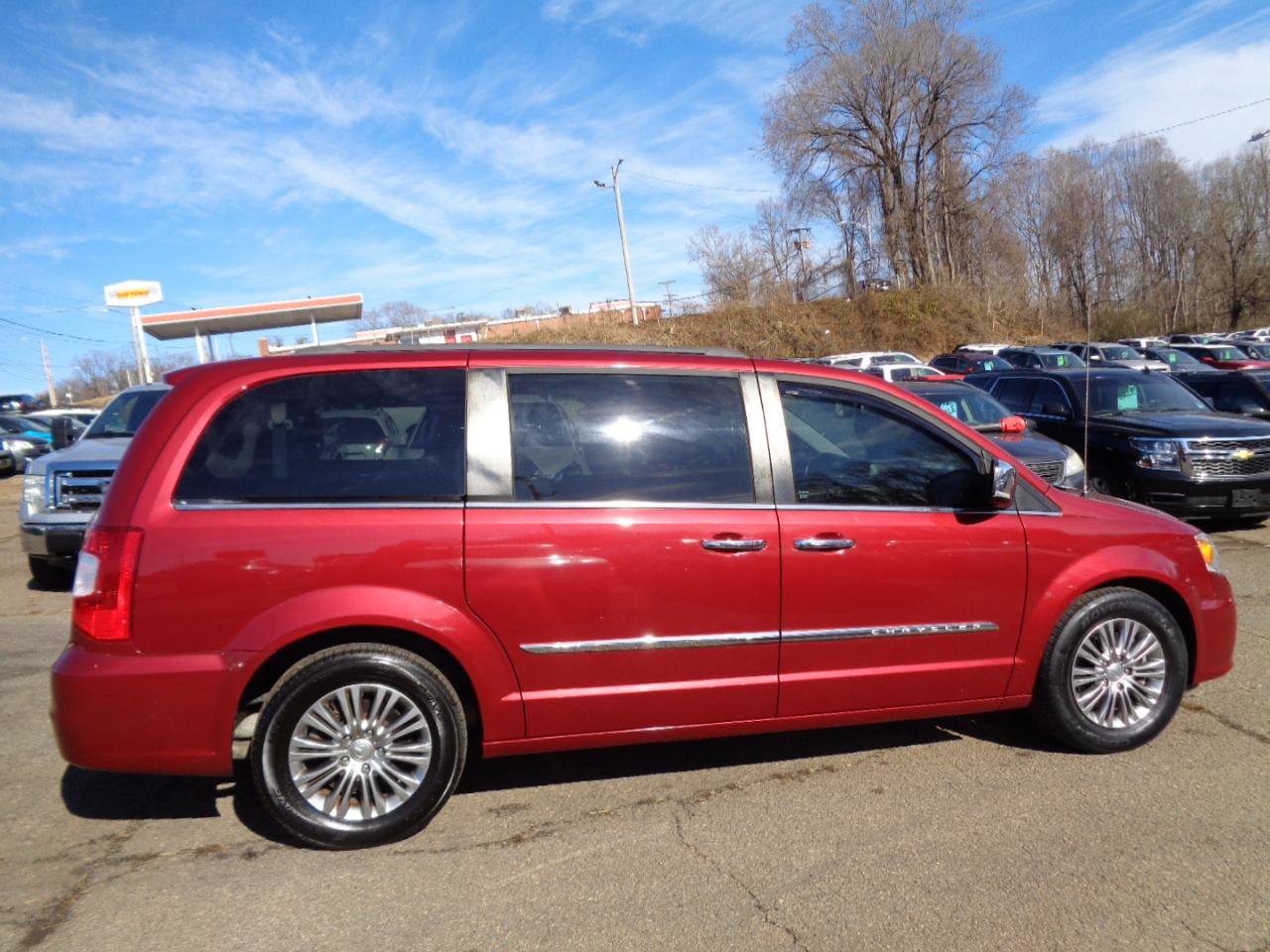 Used 2016 Chrysler Town & Country Touring-L image 4