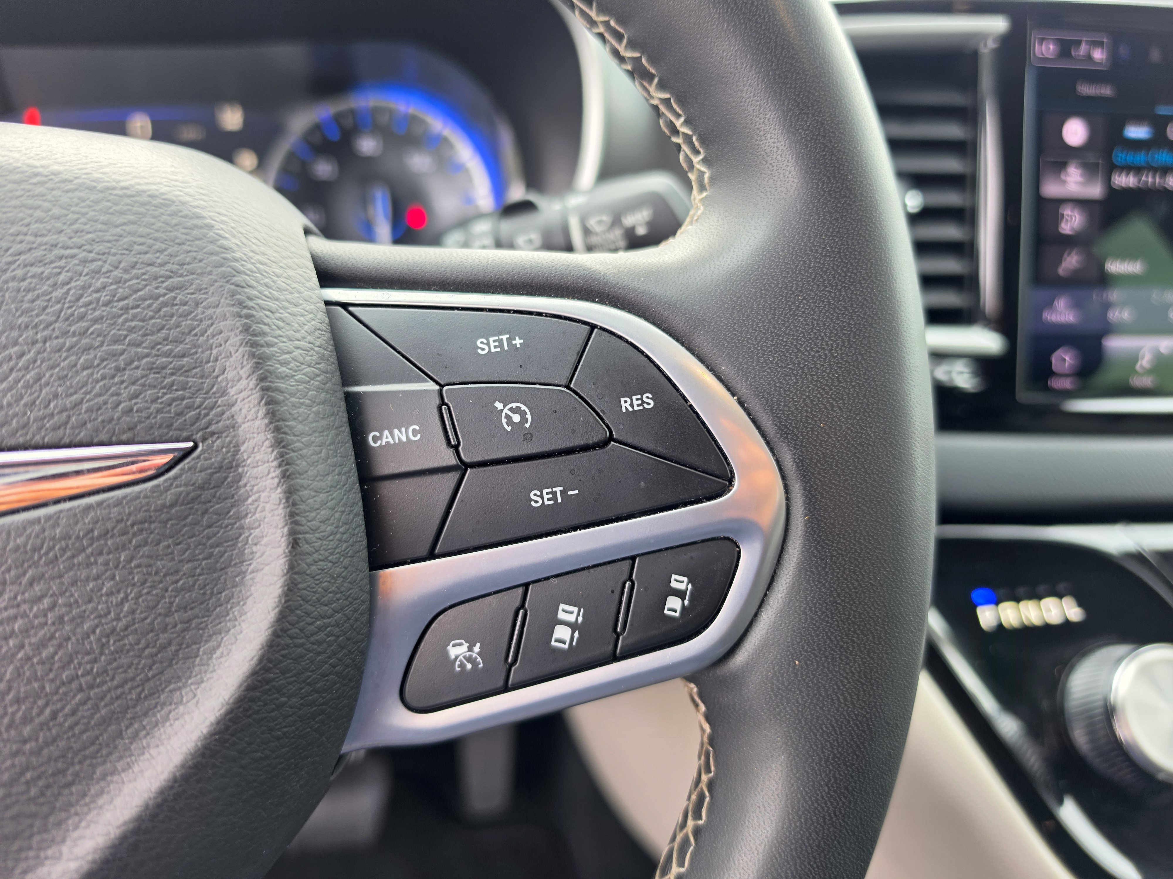 Used 2023 Chrysler Pacifica Touring-L FWD image 22