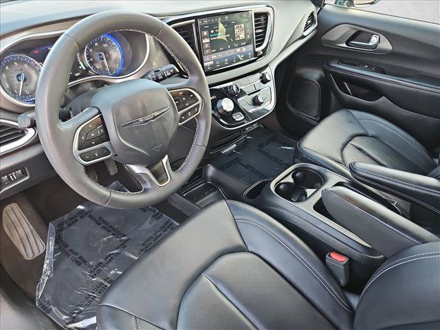Used 2025 Chrysler Pacifica Select FWD image 12