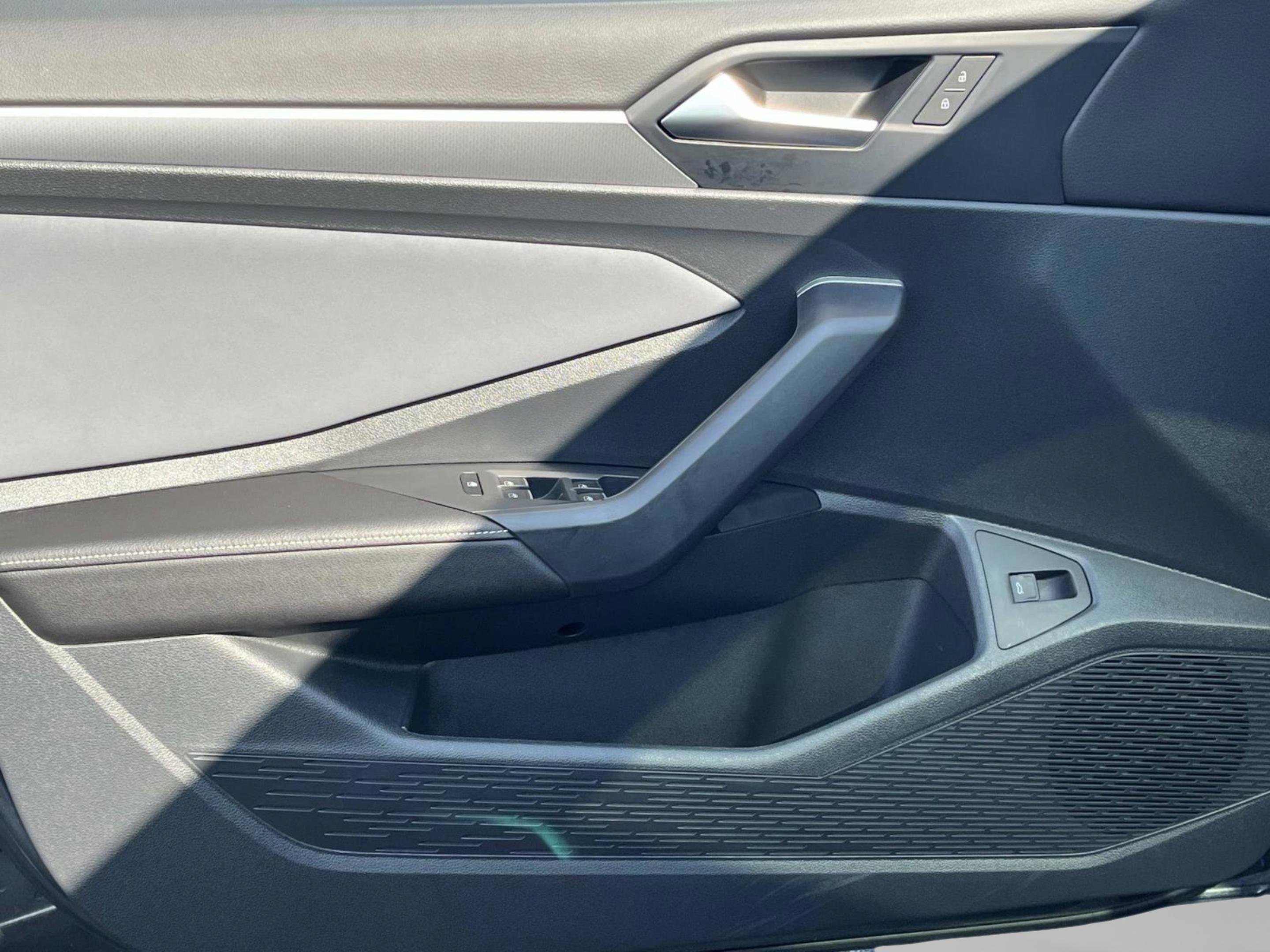 Used 2025 Volkswagen Jetta SE image 24