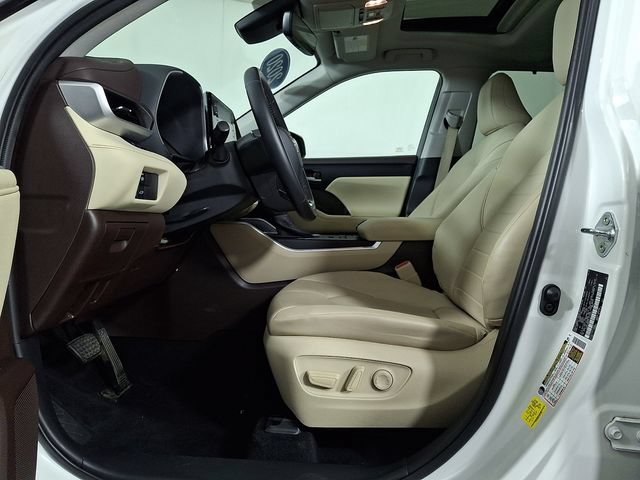 Used 2020 Toyota Highlander XLE AWD/4WD image 16