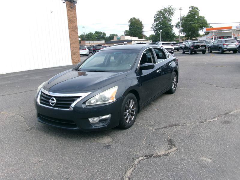 Used 2015 Nissan Altima 2.5 S w/ Sport Value Package FWD image 2